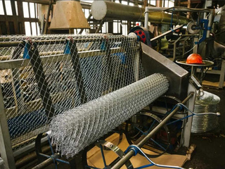 Сетка рабица стальная оцинкованная 2,0х10 м, 50х50 мм, d=2,5 мм 1 - в «Монолит-Металлопрокат».